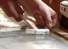 Stifthammeren benyttes her til å feste kobberstifter i vindusrammen. Foto: Gamletrehus.no thumbnail