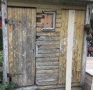På denne gamle boddøren til høyre sees en lignende type gammel stabelhengsel benyttet. Det var vanlig å overmale disse i samme farge som døren. Fra Moss kommune. thumbnail