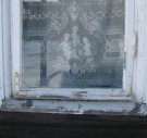 Originalt hjørnejern bøyet til på den påmonterte fallisten på vindusrammen. Hamar tidlig 1900- tallet. Foto: Gamletrehus.no thumbnail