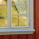 Stabelhengsel  på vindu fra 1. halvdel 1800- tallet. Utrykksmessig tilnærming til modellen som selges. Lier i Buskerud. Foto: Gamletrehus.no thumbnail