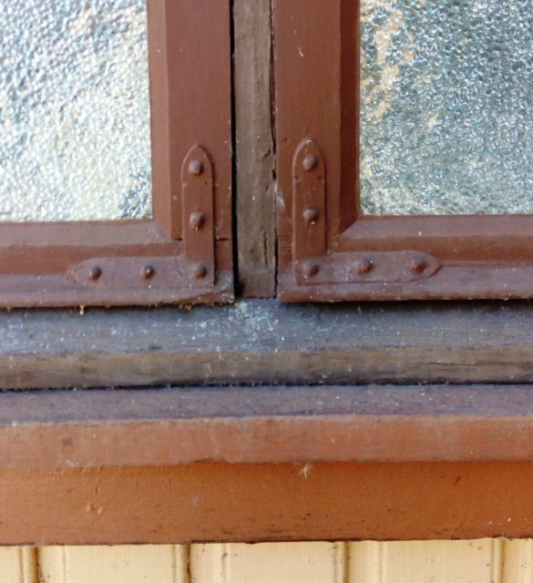 Originalt hjørnejern bøyet til på den påmonterte fallisten på vindusrammen. Krøderen i Buskerud, sent 1800- tallet. Foto: Gamletrehus.no