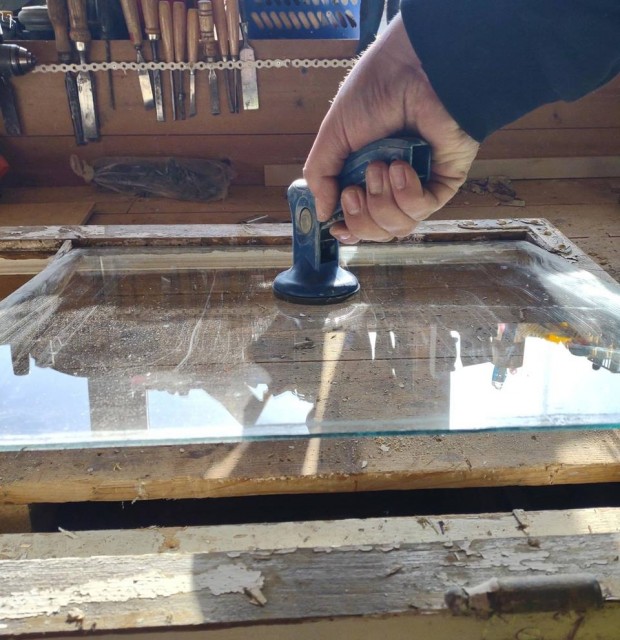 Glassløfteren kan løfte glassruter opp til 8 kilo 