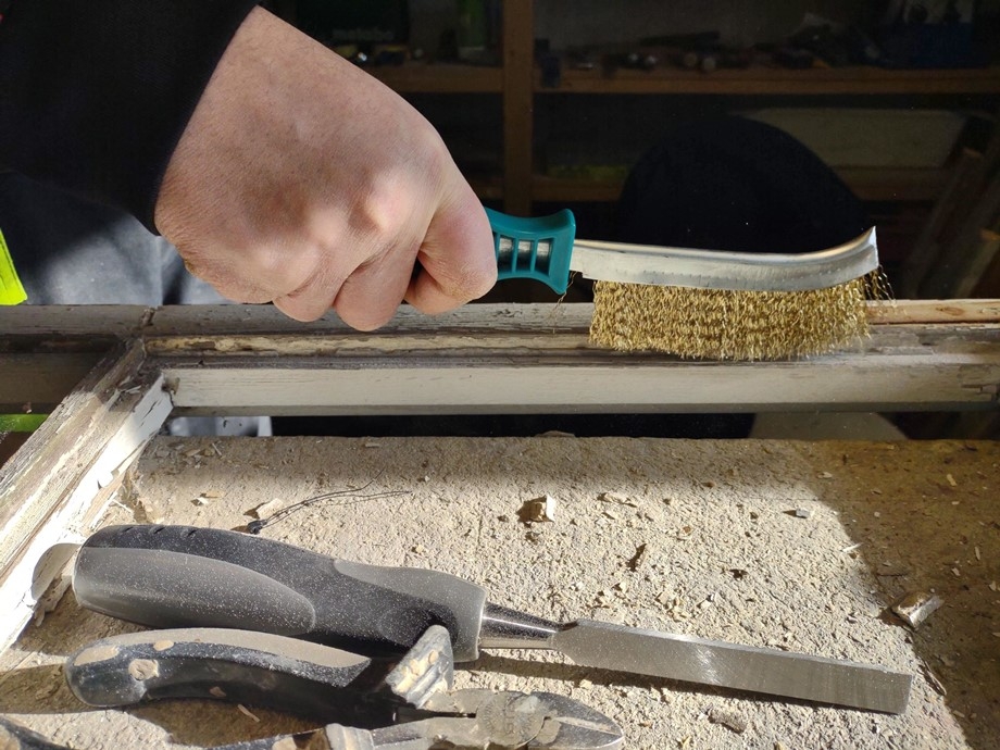 Børsten med messingbust er også utmerket å bruke til å rense falsen på vindusrammer..