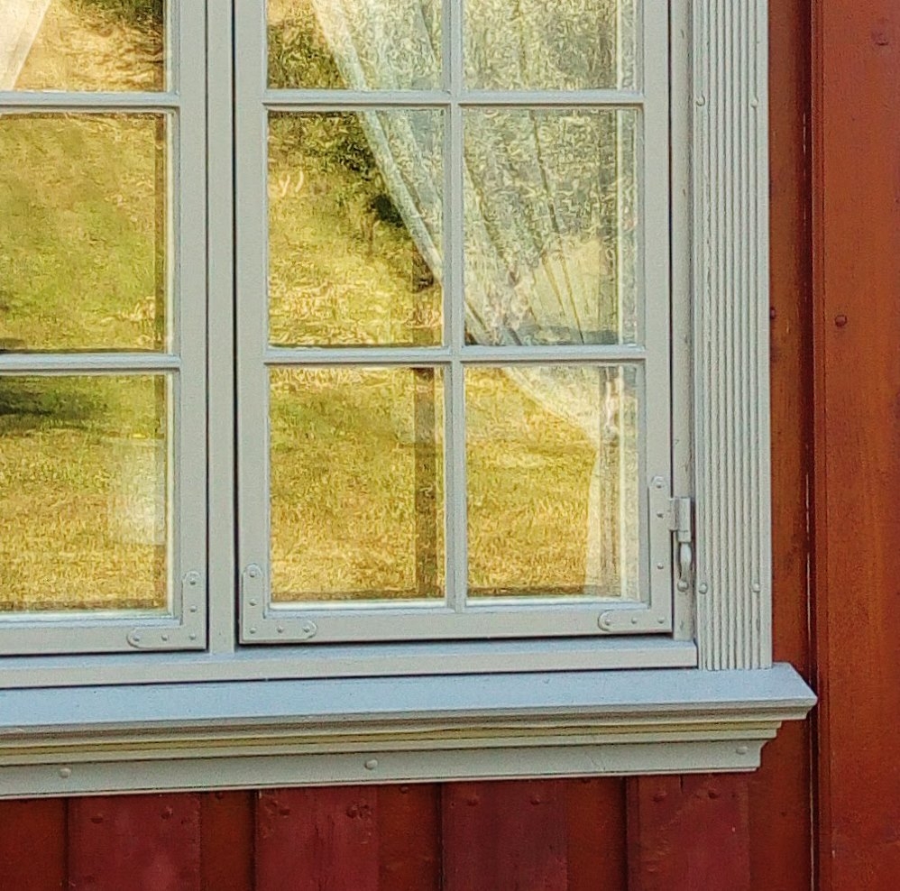 Stabelhengsel på vindu fra 1. halvdel 1800- tallet. Utrykksmessig tilnærming til modellen som selges. Lier i Buskerud. Foto: Gamletrehus.no