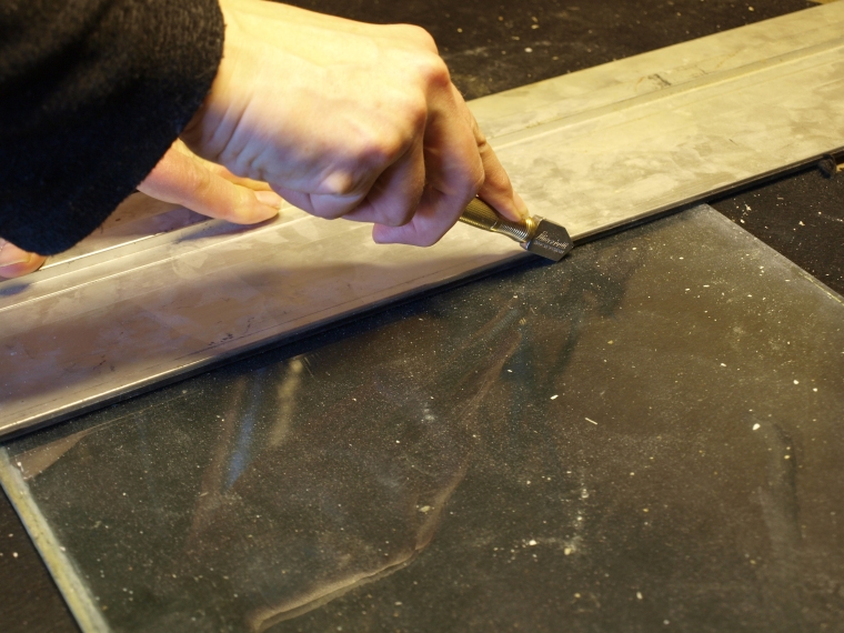 Silberschnitt glasskjærer har et stødig grep som gir en meget god presisjon i glasskjæringen. Foto: Gamletrehus.no